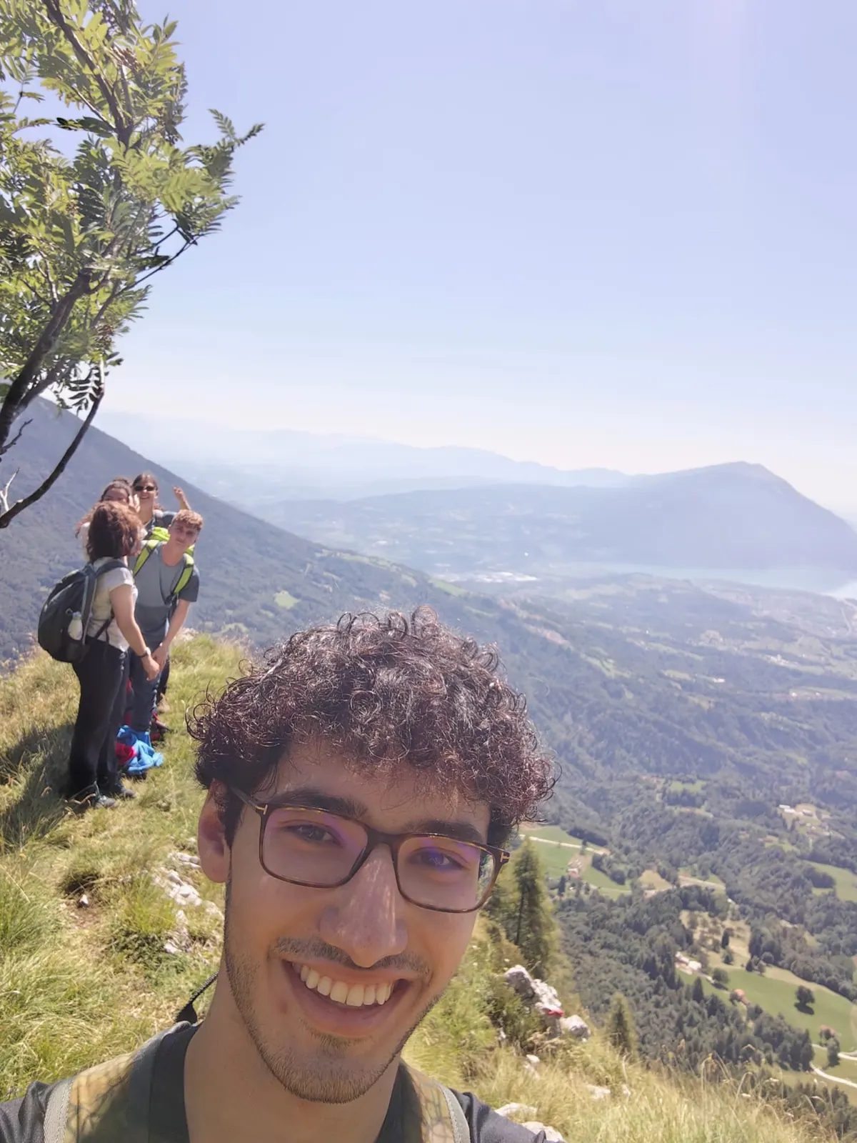 Francesco Sguotti con il gruppo dei Giovani Montanari durante un’escursione in montagna